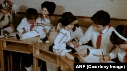 Cerc de tradiții și costume populare la Palatul Copiilor din București, în anii 1980.