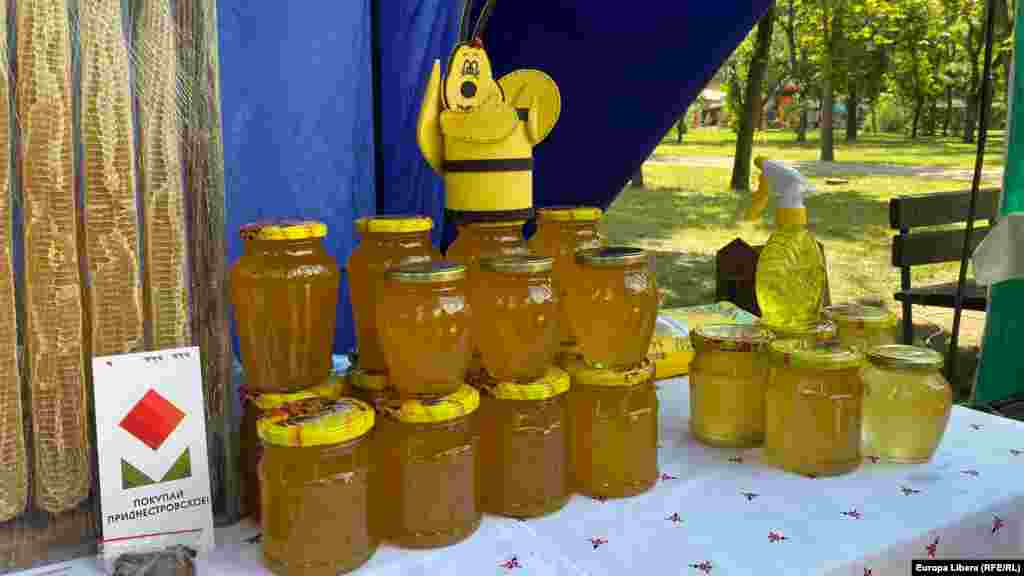 Producătorii apicoli au adus miere, faguri și propolis