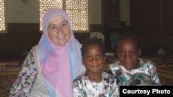 Разыя Әхмәтҗанова Дубай мәчетенә йөрүче гарәп кызлары белән.