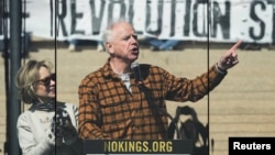 Guvernatorul statului Minnesota, Tim Walz, ține un discurs la manifestația „No Kings” din St. Paul, Minnesota. 28 martie 2026.