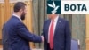 Presidenti i SHBA-së, Donald Trump (djathtas) shtrëngon duart me presidentin e përkohshëm të Sirisë, Ahmed al-Sharaa, në Riad, më 14 maj.