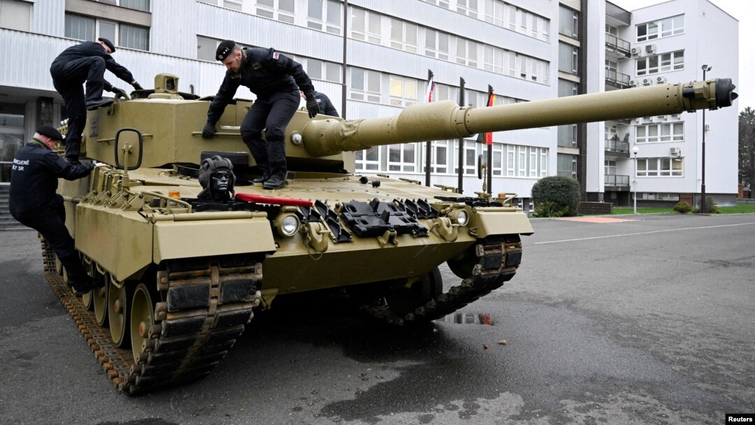 În 19 decembrie 2022, Germania livra primele tancuri Leopard Slovaciei, după ce Bratislava a trimis Ucrainei propriile vehicule grele de luptă. 