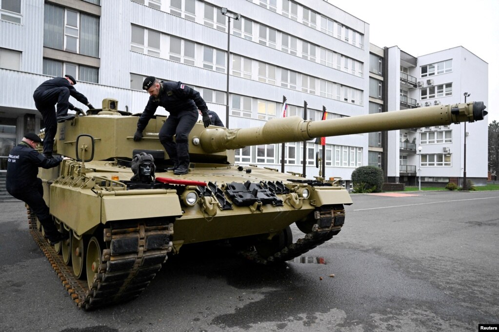 Pjesëtarë të ushtrisë sllovake duke hipur mbi njërin ndër tanket e para të dërguara nga Gjermania në Sllovaki, më 2022.