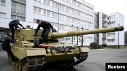 Германия поставляет свои первые танки Leopard в Словакию