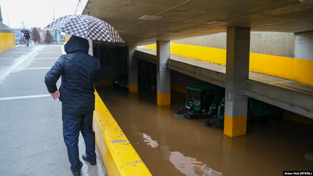 Instituti Hidrometeorologjik i Kosovës tha se reshjet e pandërprera të shiut gjatë disa ditëve në vende si Gjakova, Juniku, Deçani, Malisheva, Rahoveci dhe Klina kanë bërë që lumenjtë dhe përrenjtë të dalin nga shtretërit e tyre.