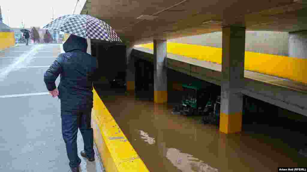 Hidrometeorološki institut Kosova saopštio je da je neprekidna kiša tokom nekoliko dana u mjestima poput Gjakove, Junika, Dečana, Mališeva, Rahovca i Kline dovela do izlijevanja rijeka i potoka iz korita.