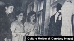 La expoziția de noi datini populare din foaierul Casei de Luminare Politică din Chișinău. „Cultura Moldovei”, 20 decembrie 1964.