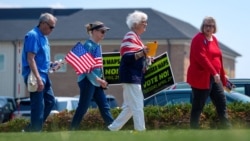Участники митинга против предложенной демократами перерисовки избирательных округов Вирджинии