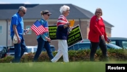 Участники митинга против предложенной демократами перерисовки избирательных округов Вирджинии.