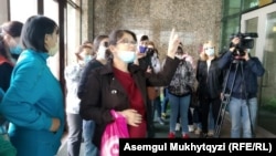 Матери, требующие упразднить лимит на участие в жилищной программе «Бакытты отбасы», в здании министерства индустрии и инфраструктурного развития Казахстана. Нур-Султан, 21 мая 2020 года.