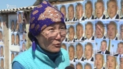 Үйі сүрілетін тұрғындар Назарбаевтың суретімен қорғанды