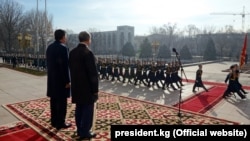 Президент Сооронбай Жээнбеков менен экс-президент Алмазбек Атамбаев. 24-ноябрь, 2017-жыл.
