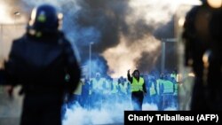 Мітынг супраць падвышэньня падаткаў на бэнзін і дызэль у горадзе Кан на поўначы Францыі, 18 лістапада 2018