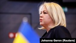 Посол України в НАТО Наталія Галібаренко бере участь у зустрічі міністрів оборони НАТО в Брюсселі, 16 березня 2022 року