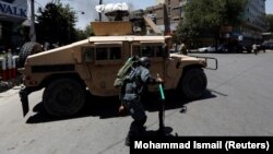 Një pjesëtar i forcave të sigurisë afgane duke marrë pozicion gjatë të shtënave kundër personave të armatosur sot në Kabul 