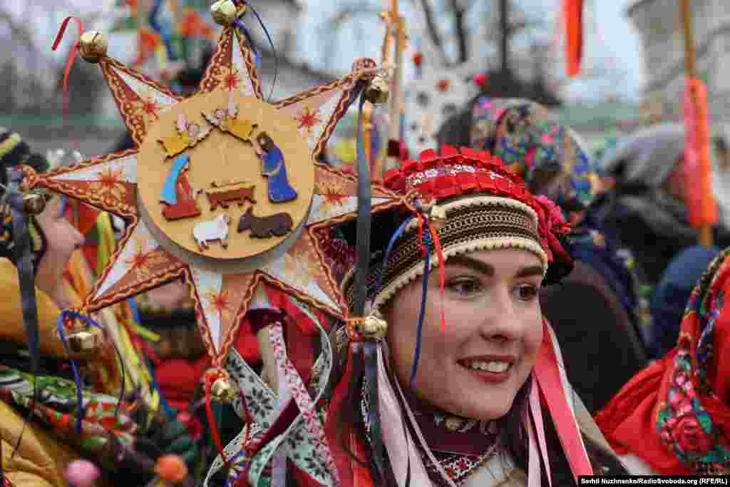На кожній зірці – свій унікальний візерунок.Ця зображує біблійний сюжет народження Христа