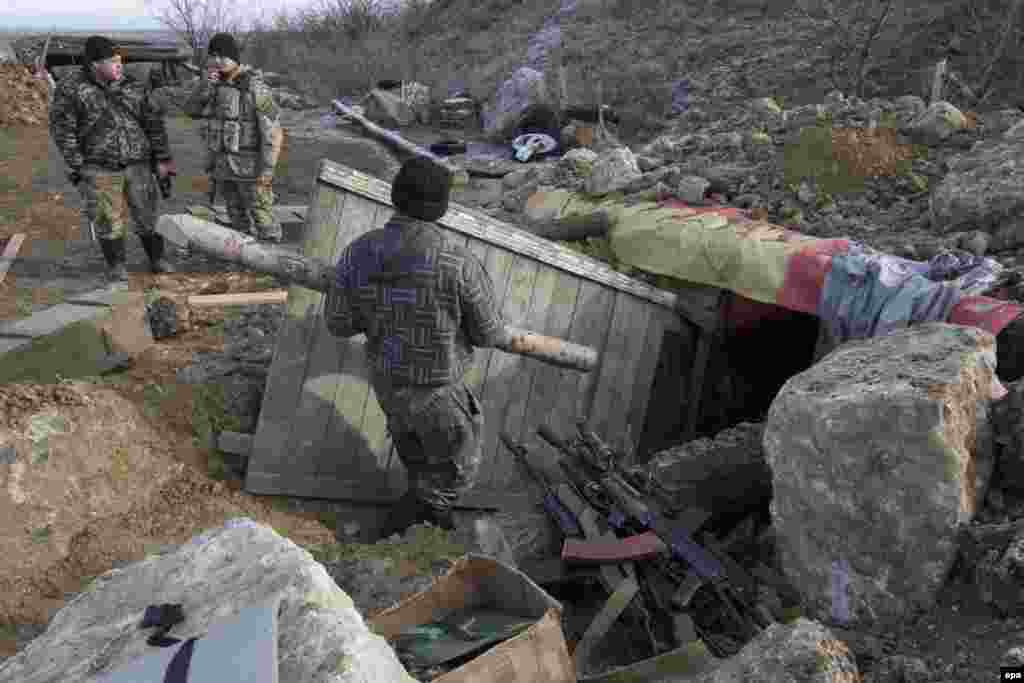 Українські військові укріплюють бліндаж на позиціях в районі міста Докучаєвськ, Донецька область, 10 грудня 2015 року