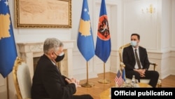 Ushtruesi i detyrës së presidentit të Kosovës, Glauk Konjufca dhe ambasadori i SHBA-së në Kosovë, Philip Kosnett. 