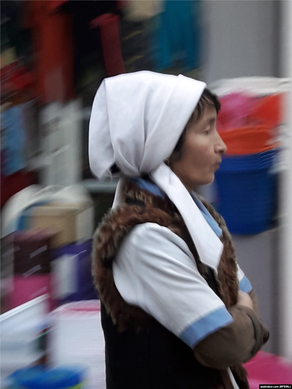 Aşgabadyň bazaryndaky söwdegär zenan.