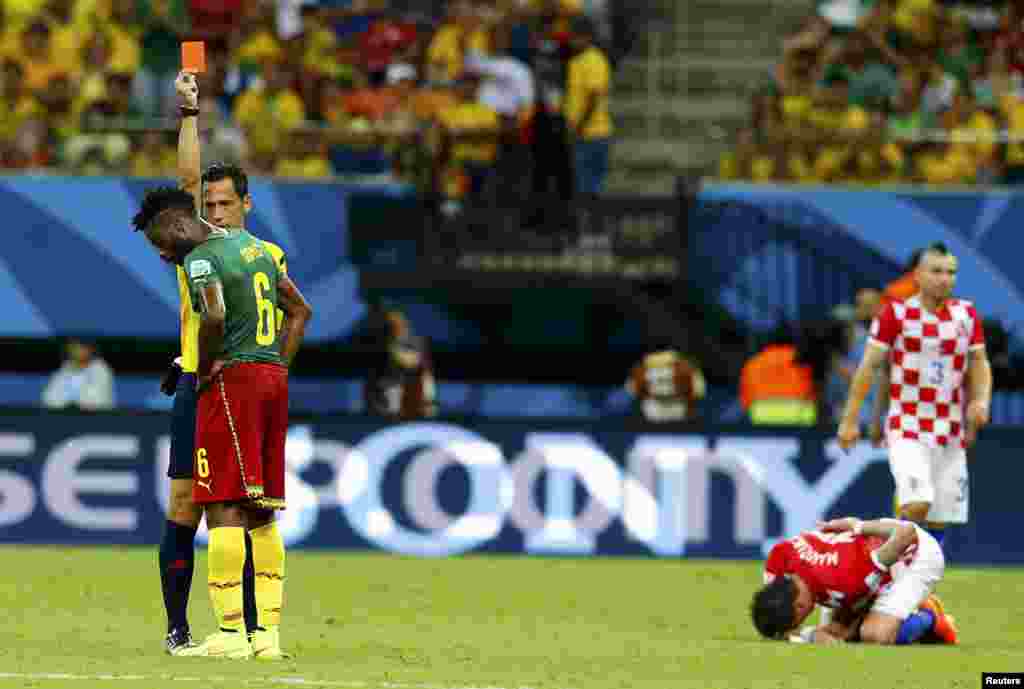 Yarımmüdafiəçi Alexandre Song meydandan qovulur.