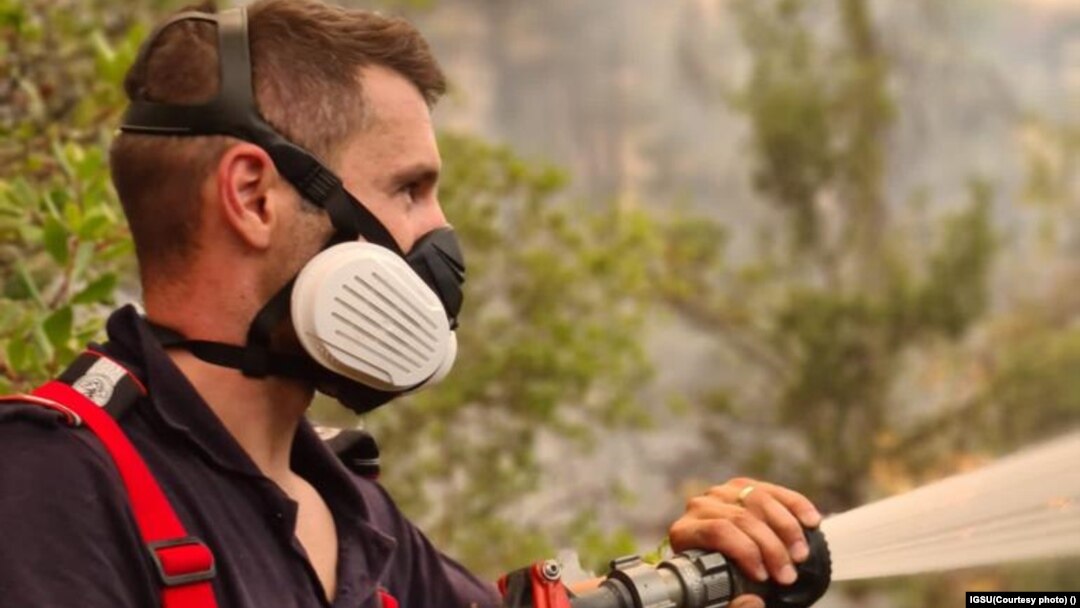 Pompier român luptând cu flăcările în Grecia