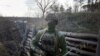 Ukrán katona a kormányerőket a lázadó területekről elválasztó demarkációs vonal közeli lövészárokban, Luhanszk mellett, 2021. április 16-án.