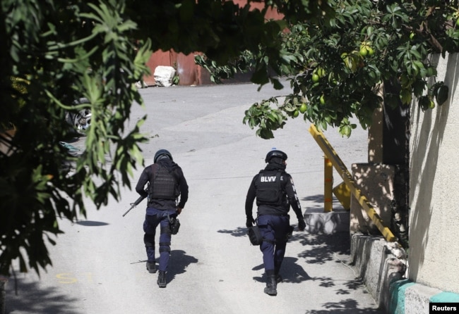 Policia pranë rezidencës private të Jovenel Moïse, pasi ai u vra më 7 korrik.