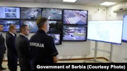 Ministar unutrašnjih poslova Srbije Aleksandar Vulin sa direktorom srpske policije Vladimirom Rebićem, u razgledanju u Komandno-operativnom policijskom centru. Srbija, Beograd, 20. septembar 2021.