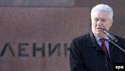 Коммунист Владимир Воронин покидает свой пост чтобы и дальше играть роль одного из последних друзей России 