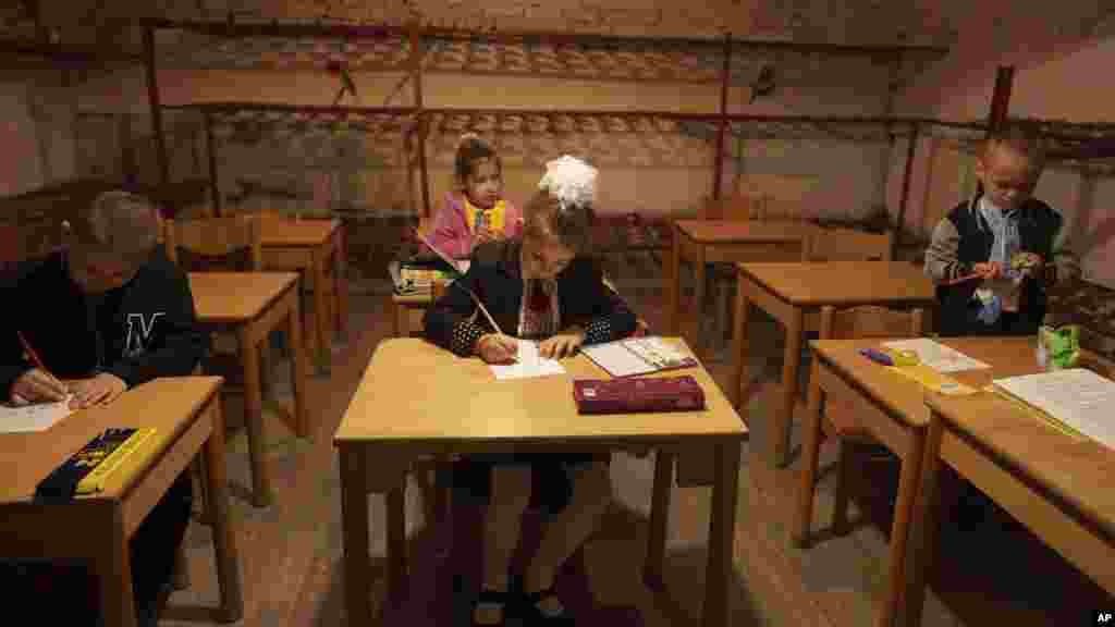 A Szumi régióban fekvő Bobrikban a diákok több éve egy közigazgatási épület pincéjében tanulnak. Idén is itt kezdték el a tanévet