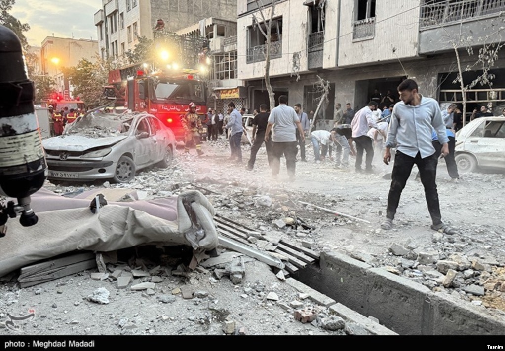 Lính cứu hỏa trên đường phố Tehran.