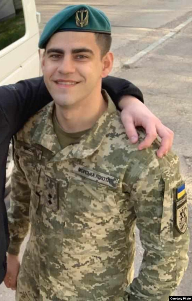 Oficeri i këmbësorisë detare ukrainase Pavlo Afisov, i fotografuar para kapjes së tij nga forcat pushtuese ruse në vitin 2022, kaloi një vit e gjysmë i burgosur në Nr. 10 në rajonin Mordovia të Russës.