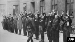 Nasistlər yəhudi fəhlələri yoxlayır, aprel, 1943-cü il