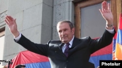 Armenia - Opposition leader Levon Ter-Petrosian waves to thousands of supporters rallying in Yerevan's Liberty Square, 31May2011.