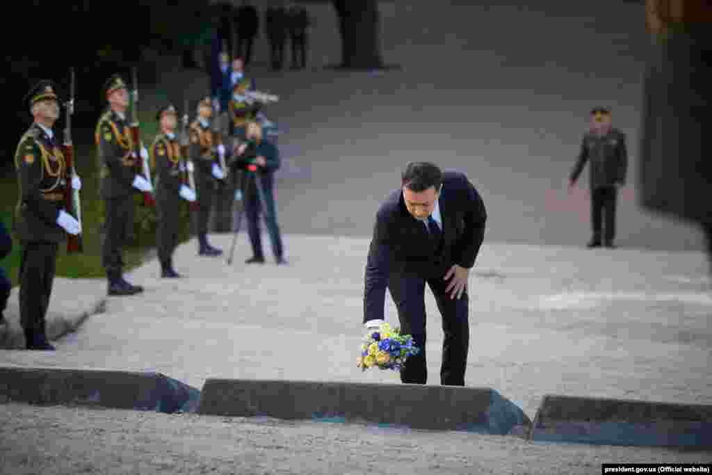 Президент возложил цветы к памятнику гражданам, казненным&nbsp;нацистами в Бабьем Яру