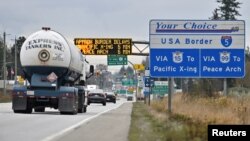Komercijalni kamioni se kreću prema američkoj ulaznoj luci iz južnog Surreya, Britanska Kolumbija, Kanada, novembar 2024.