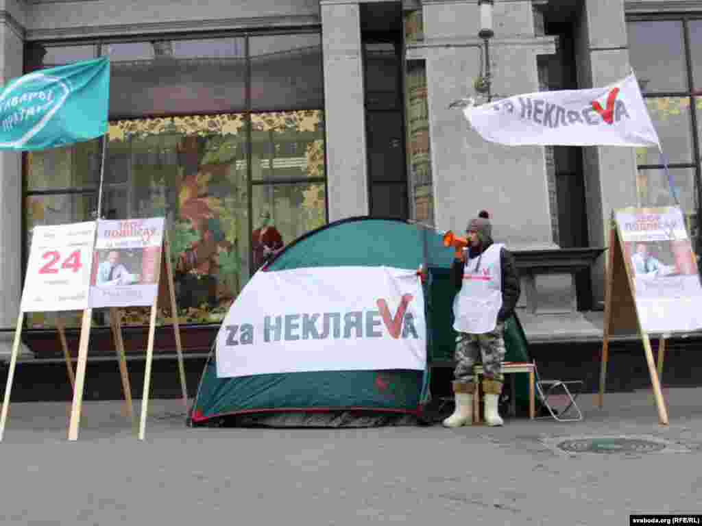 Збор подпісаў за Ўладзімера Някляева ў Менску.