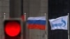 Флаги России и "Газпрома" у штаба компании в Москве. Россия, январь 2020 года