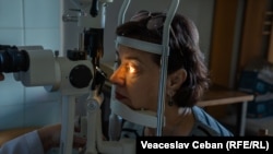 În anul 2025, au fost semnalate 8 cazuri de reacții adverse după utilizarea preparatului retras de pe piață. În imagine: control de rutină la oftalmolog, foto simbol.