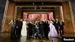 Режисер Пол Томас Андерсон й актори позують після отримання премії «Оскар» за найкращий фільм за стрічку «Одна битва за іншою» на 98-ій церемонії вручення премії «Оскар» у Голлівуді, Лос-Анджелес, Каліфорнія, США, 15 березня 2026 року