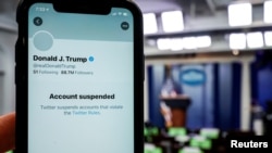 Një ilustrim përmes fotografisë tregon llogarinë e pezulluar në Twitter të ish-presidentit amerikan Donald Trump.