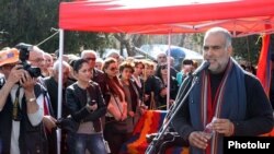 Armenia - Opposition leader Raffi Hovannisian holds a news conference in Yerevan's Liberty Square, 21Mar2013.