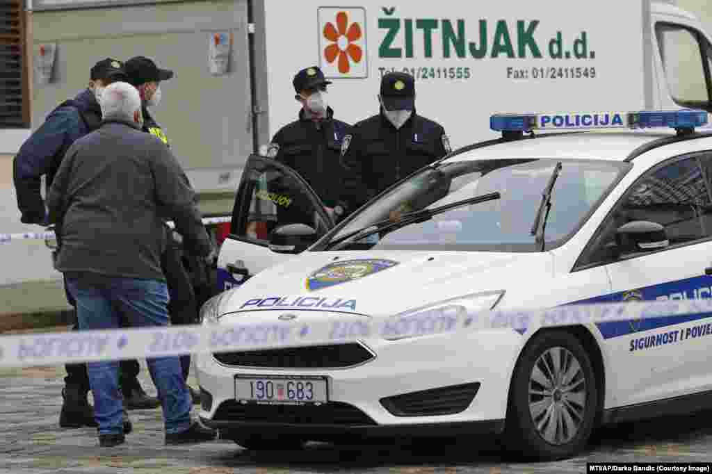 ХРВАТСКА - Полициски службеник изутрината е ранет во центарот на Загреб на плоштадот Марко , објави хрватското Министерство за внатрешни работи. Напаѓачот е пронајден, одговара на описот даден од очевидците за пукањето на плоштадот Свети Марко и тој изврши самоубиство, напиша МВР на својот профил на Твитер.