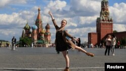 Britanka Rachel Armstrong pozira na moskovskom Crvenom trgu (24. maj 2021.)