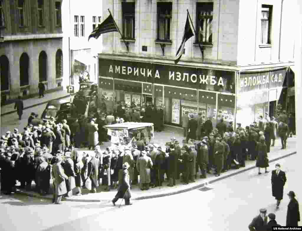 Жители на Белград се редят пред Американския информационен център, за да четат вестници, съобщаващи за смъртта на Сталин през 1953 г.