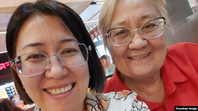 Aygerim Tleujanova anası ilə