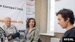 Vladimir Beșleagă, Lilia Crudu și Petru Negură în studioul Europei Libere