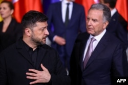 Президент України Володимир Зеленський та спецпосланець США Стів Віткофф позують для спільного офіційного фото у Відомстві канцлера в Берліні, Німеччина, 15 грудня 2025 року