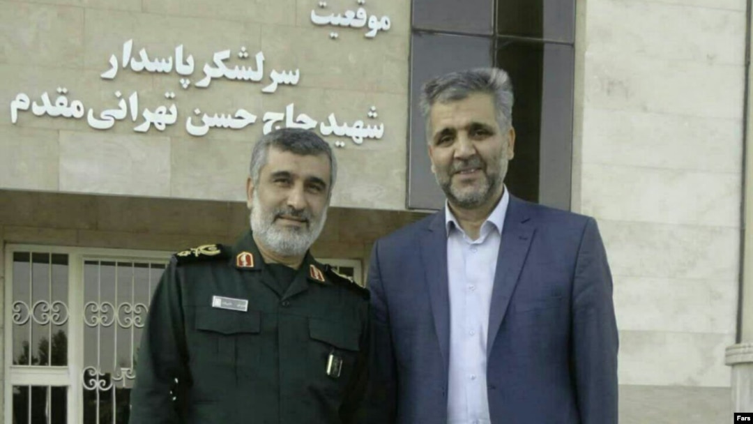 سعید عابد راننده اسنپ (سمت راست) و امیر علی حاجی‌زاده، فرمانده نیروی هوا فضای سپاه