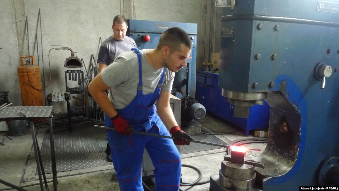 "Nama nedostaje radne snage ali ne znam zbog čega ljudi neće da rade", riječi su prvog čovjeka kovačnice "Sakramentski", Vasilija Mitrovića.